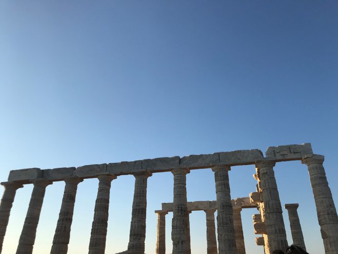 Das Foto (© Leonie Meyer) entstand auf Kap Sounion und zeigt die wiedererrichteten Säulen des dortigen Poseidontempels.