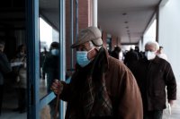 Unser Archivfoto (© Eurokinissi) entstand vor einem Impfzentrum in Athen.