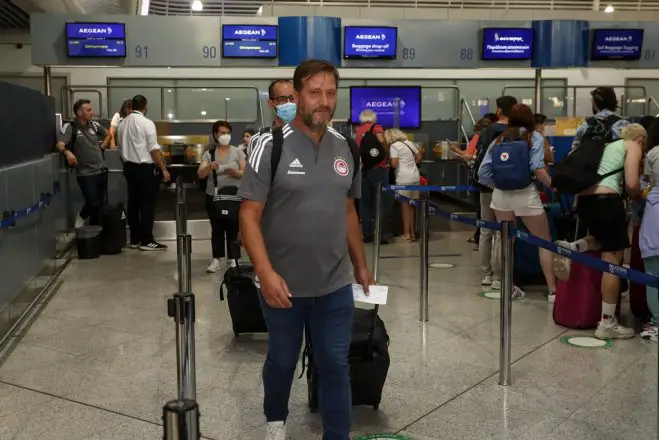 Olympiakos-Trainer Pedro Martins in Athen vor dem Abflug ins Trainingslager nach Österreich (Foto: © Eurokinissi)