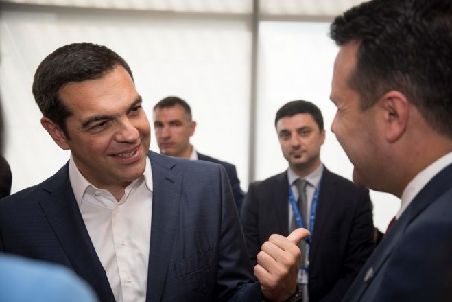 Unser Foto (© Eurokinissi / Andrea Bonetti) entstand bei der Begegnung zwischen Ministerpräsident Alexis Tsipras (l.) und seinem Amtskollegen Zoran Zaev in Sofia.