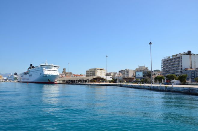 Unser Foto (© Jan Hübel / Griechenland Zeitung) entstand im Hafen von Patras.