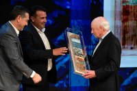 Auf der ersten Sitzung des Tsipras-Instituts überreichen Zoran Zaev und Alexis Tsipras dem einstigen UN-Sondergesandten für die Lösung der Namensfrage der FYROM, Matthew Nimetz, den Prespa-Friedenspreis. Archivfotos (© Eurokinissi)