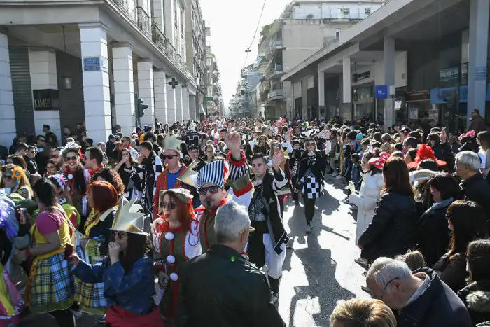 Foto (© ek): Im Frühjahr 2020 scherten sich die Jecken in Patras trotz offizieller Absage kaum um die Corona-Maßnahmen – das dürfte diesmal anders sein.