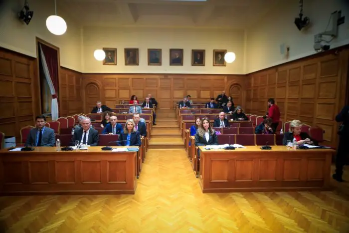 Unser Bild (© Eurokinissi) zeigt den noch bestehenden Untersuchungsausschuss