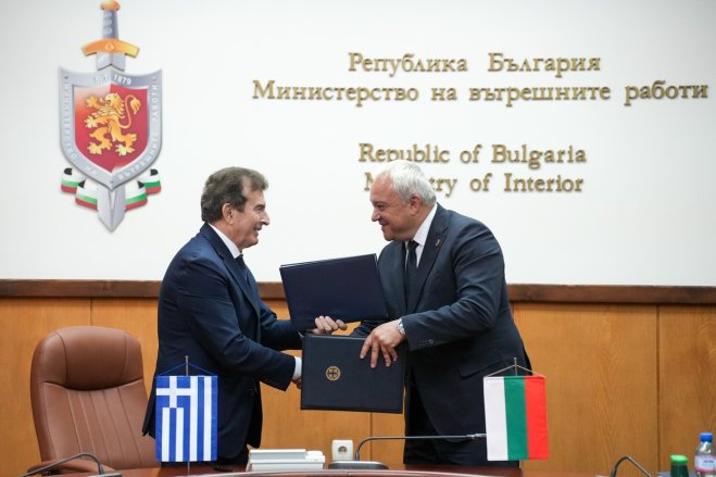  Unser Archivfoto (© Eurokinissi) zeigt den griechischen Bürgerschutzminister Michalis Chryssochoidis (l.) während eines früheren Besuches in Bulgarien gemeinsam mit dem bulgarischen Innenminister Ivan Demerdzhiev.