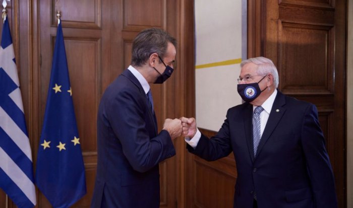 Unser Foto (© Eurokinissi) zeigt den Vorsitzenden des US-Senatsausschusses für Außenpolitik Robert Menendez und den griechischen Ministerpräsident Kyriakos Mitsotakis.