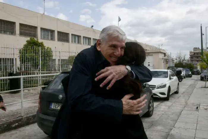 Unser Foto (© Eurokinissi) entstand am Dienstag (7.4) und zeigt den Ex-Minister Jannos Papantoniou nach dessen Entlassung aus der Haft.