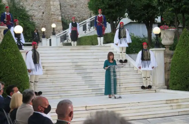 Unser Foto (© Eurokinissi) zeigt Staatspräsidentin Katerina Sakellaropoulou während eines Empfangs im Garten ihres Amtssitzes.