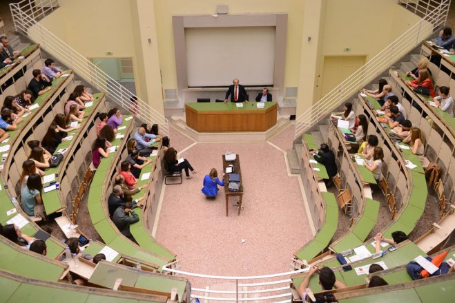 Foto (© Eurokinissi):[Der Anatomie-Hörsaal der Athener Universität – bald wird hier auch auf Englisch gelehrt.
