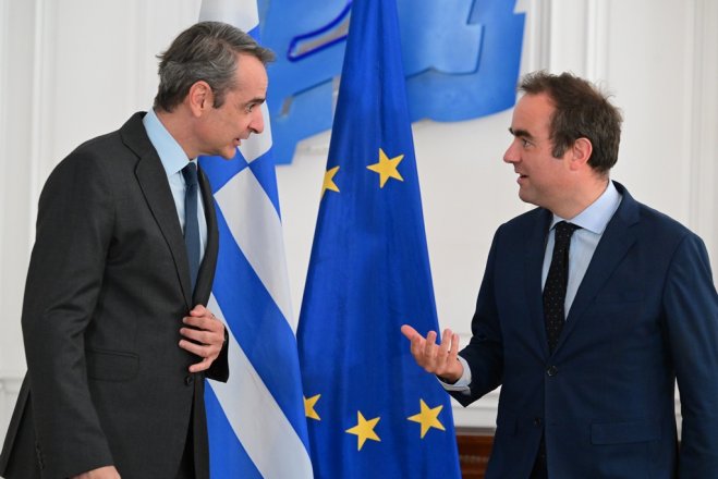 Unser Foto (© Eurokinissi) entstand während des Treffens zwischen Premierminister Kyriakos Mitsotakis (l.) und dem französischen Verteidigungsminister Sébastien Lecornu in Athen.