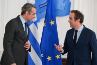 Unser Foto (© Eurokinissi) entstand während des Treffens zwischen Premierminister Kyriakos Mitsotakis (l.) und dem französischen Verteidigungsminister Sébastien Lecornu in Athen.