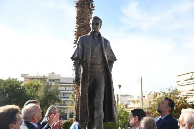 Unser Foto (© Eurokinissi) zeigt die Kapodistrias-Statue am Gouverneur-Ioannis-Kapodistrias-Platz im Athener Vorort Elliniko-Argyroupoli.