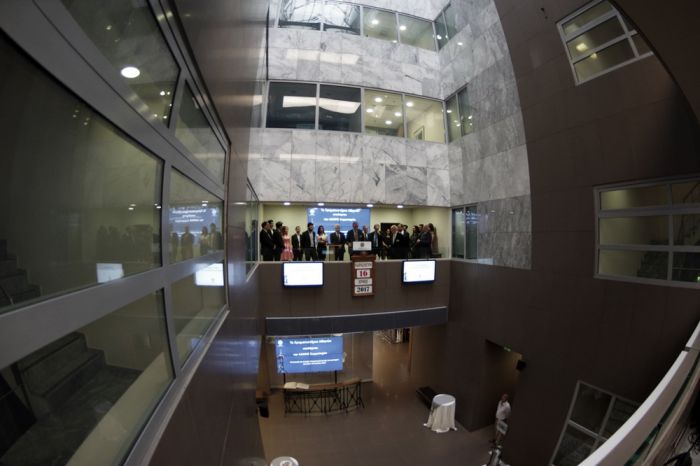   Unsere Fotos (© Eurokinissi) zeigt einen Blick in die Athener Börse, wo die Kurse wieder nach oben zeigen.