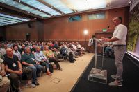 Unser Foto (© Eurokinissi) zeigt den Vorsitzenden von To Potami, Stavros Theodorakis, vor seinen Genossen im Athener Megaron Moussikis.