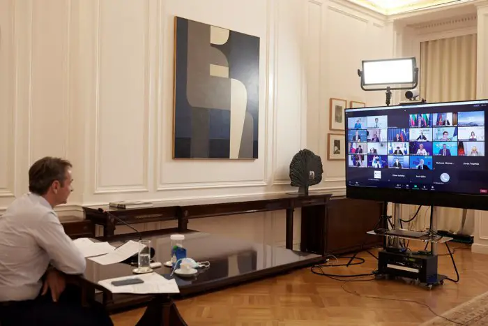 Unser Foto (© Pressebüro des Premierministers / Dimitris Papamitsos) zeigt Ministerpräsident Kyriakos Mitsotakis während seiner Beteiligung im „Berlin-Prozesses“.