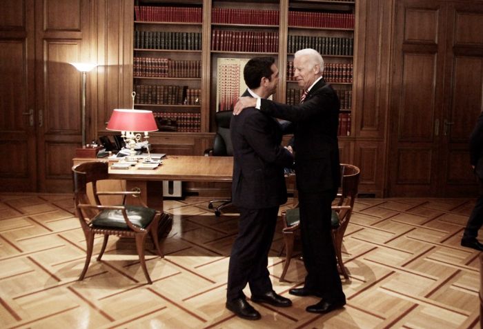 Unser Foto (© Eurokinissi) zeigt den früheren Vizepräsidenten der Vereinigten Staaten Joe Biden (r.) mit Ministerpräsident Alexis Tsipras (l.) 