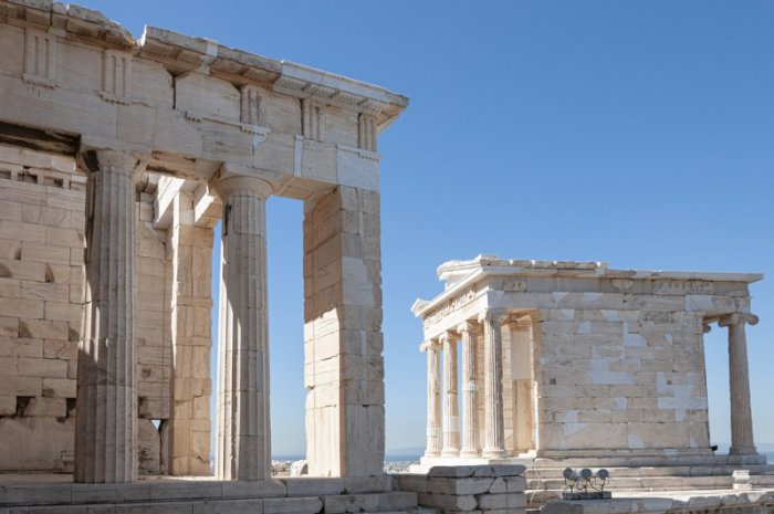 Der Parthenon auf der Athener Akropolis ist wohl eine der bekanntesten Kulturstätten in Griechenland.