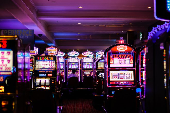 Typische Glücksspiel-Automaten im Hotel und Casino &quot;Golden Nuggets&quot; in Las Vegas (© unsplash).