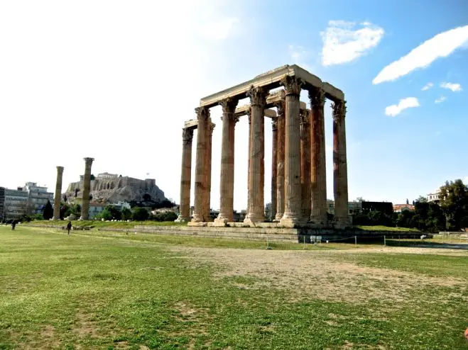 Das Foto (© Mara Gassel) enstand am Tempel des Olympischen Zeus mit Blick auf die Akropolis im Hintergrund.