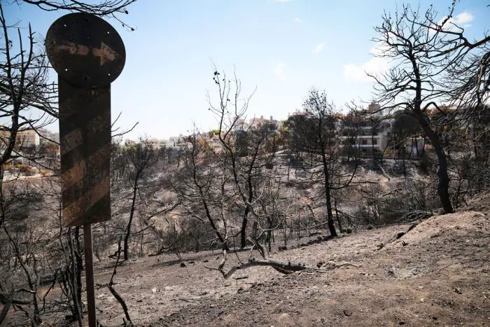 Unsere Fotos (© Eurokinissi) zeigen den von einem Waldbrand zerstörten Ort Mati in Ostattika.