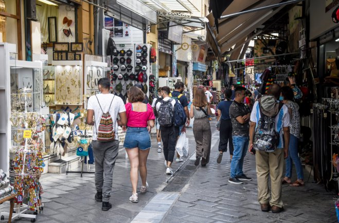 Touristinnen und Touristen in der Altstadt Athens (Foto: Eurokinissi)