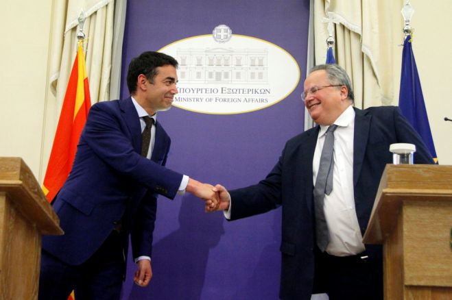 Unser Foto (© Eurokinissi) zeigt Außenminister Nikos Kotzias (r.) mit seinem Amtskollegen aus Skopje, Nikola Dimitrov.