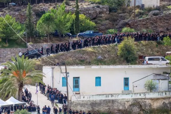 Unser Foto (© Eurokinissi) enstand am Montag (3.11.) in Vorizia auf der Insel Kreta, als eines der beiden Todesopfer – ein 39-jähriger Familienvater – beerdigt wurde.