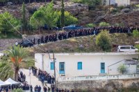 Unser Foto (© Eurokinissi) enstand am Montag (3.11.) in Vorizia auf der Insel Kreta, als eines der beiden Todesopfer – ein 39-jähriger Familienvater – beerdigt wurde.