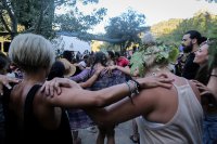 Foto (© Eurokinissi): Folksfest auf Ikaria.