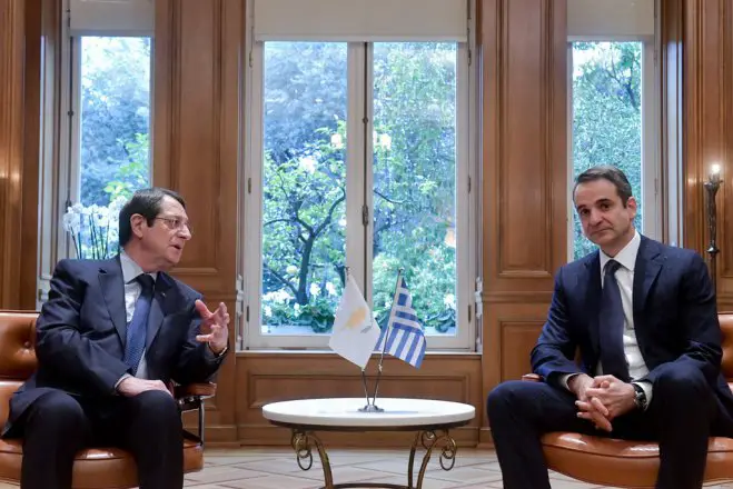 Unser Foto (© Eurokinissi) entstand am Donnerstag (2.1.) während eines Treffens zwischen dem griechischen Ministerpräsidenten Kyriakos Mitsotakis (r.) und dem Zypernpräsidenten Nikos Anastasiadis.