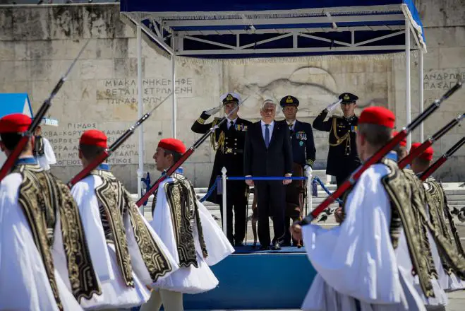 Unsere Fotos (© Eurokinissi) entstanden im Rahmen der Militärparade in Athen.