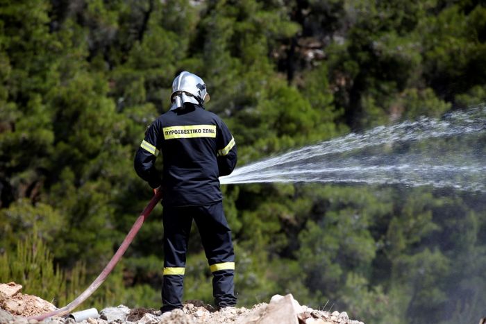 Regen und Hagel löschen großen Waldbrand in der Nähe der griechischen Hauptstadt