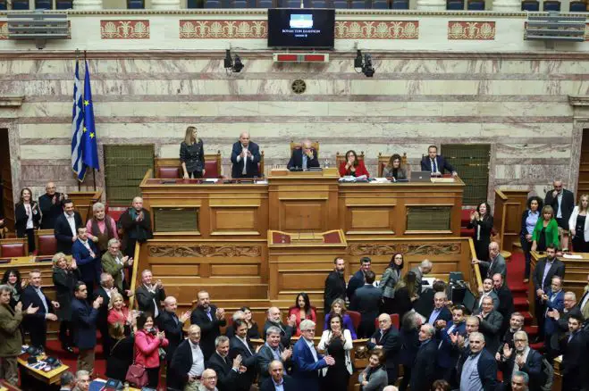 Unser Foto (© Eurokinissi) ist am Dienstag (18.12.) im griechischen Parlament entstanden.