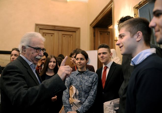 Unser Archivfoto (© Eurokinissi) zeigt Bildungsminister Kostas Gavroglou im Gespräch mit Schülern.