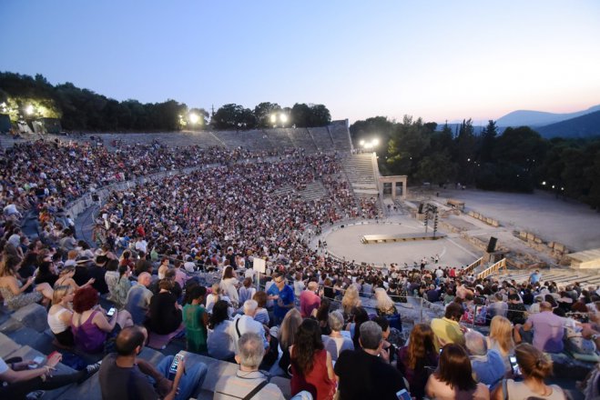 Unser Foto (© Eurokinissi) zeigt eine Vorstellung im vollen antiken Theater von Epidauros 2018 – ein Bild, dass es in diesem Sommer sicher nicht geben wird.