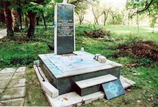 Unser Archivfoto (© Eurokinissi) entstand auf dem jüdischen Friedhof der Stadt Ioannina im Nordwesten Griechenlands.