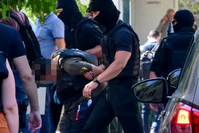 Unser Foto (© Eurokinissi) entstand während der Überstellung des 37-jährigen Palästinensers zum Gericht in Athen.