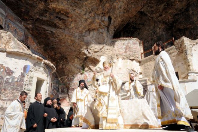 Unser Archivfoto (© Eurokinissi) zeigt den Ökumenischen Patriarchen Bartholomäus im Soumela Kloster.