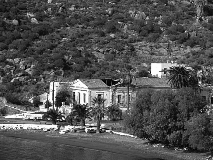 Das Foto, aufgenommem 2011, zeigt das verfallenen Grohmannsche Haus in Mega Livadi auf der Insel Serifos.