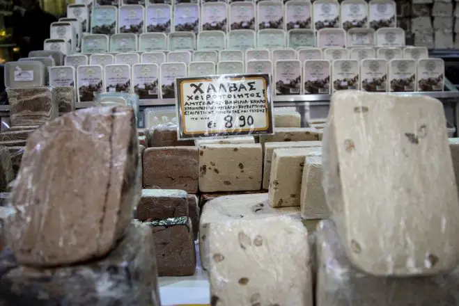 Unser Foto (© Eurokinissi) zeigt die Süßwarenspezialität Halva; in Griechenland auch als „Makedonischer Halva“ bekannt.