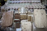 Unser Foto (© Eurokinissi) zeigt die Süßwarenspezialität Halva; in Griechenland auch als „Makedonischer Halva“ bekannt.