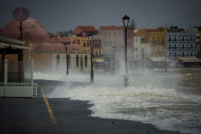 Unser Archivfoto (© Eurokinissi) zeigt den Hafen von Chania auf Kreta bei stürmischem Wind. 