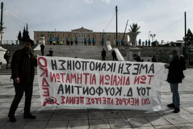 Unser Archivfoto (© Eurokinissi) entstand während einer Solidaritätskundgebung für Dimitris Koufontinas vor dem griechischen Parlament.