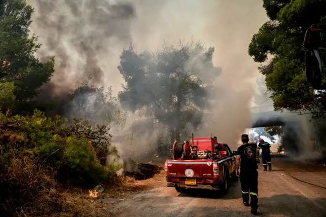 Unsere Fotos (© Eurokinissi) zeigen die Feuerwehr im Kampf gegen die Flammen. 