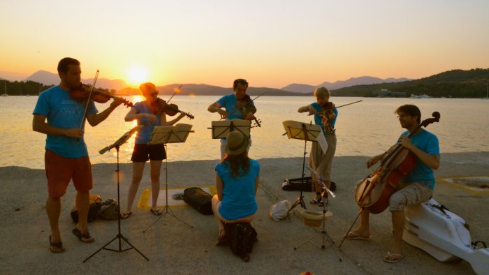 Gemeinsam musizieren auf den Inseln des Saronischen Golfs. (Foto © GZsf)