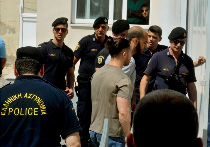 Unser Archivfoto (© Eurokinissi) entstand im Mai 2015 bei der Zuführung mutmaßlicher Mitglied der BdF an ein Athener Gericht.