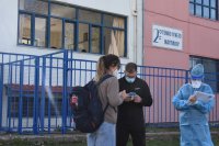 Unser Archivfoto (© Eurokinissi) entstand vor einer Schule in Nafplion auf der Peloponnes.