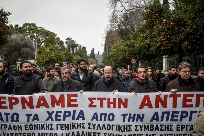  Unser Foto entstand am Mittwoch (10.1.2017) während einer Protestkundgebung der kommunistischen Gewerkschaft PAME vor dem Amtssitz des Ministerpräsidenten Alexis Tsipras in Athen. 
