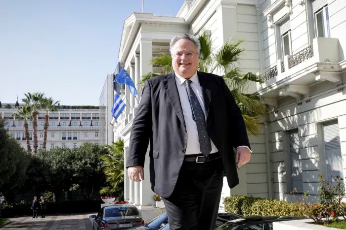 Unser Foto (© Eurokinissi) zeigt den griechischen Außenminister Nikos Kotzias vor seinem Ministerium in Athen.
