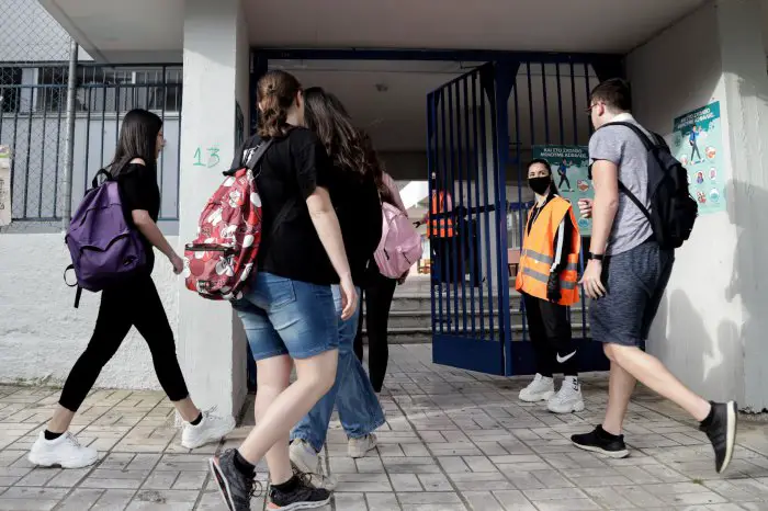 Unser Foto (© Eurokinissi) entstand vor einer Schule im Athener Vorort Glyfada.